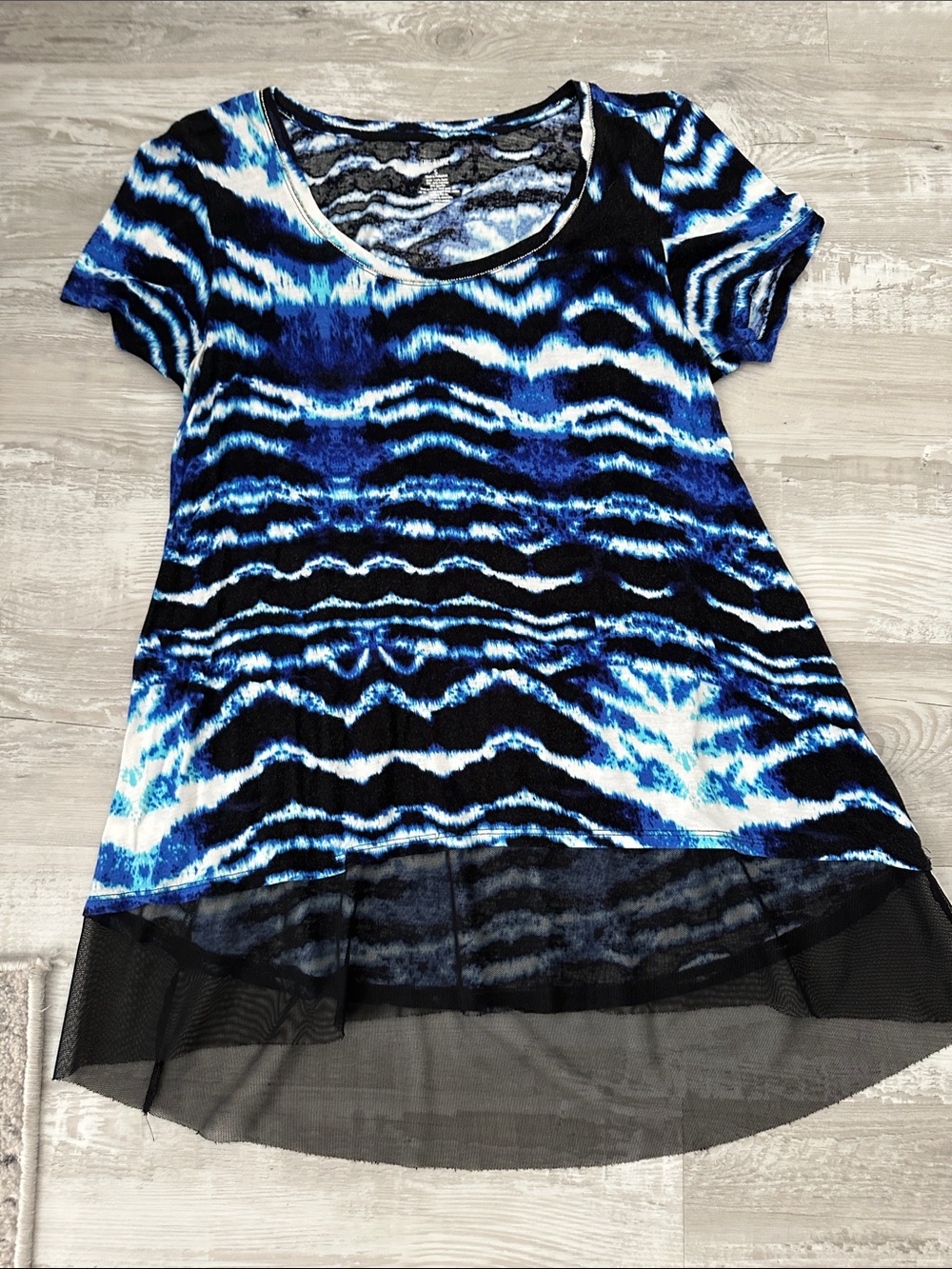 Jennifer Lopez Black and Blue Wave-Print Hi-Lo Tunic